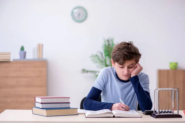 Colegial estudiando física en casa — Foto de Stock