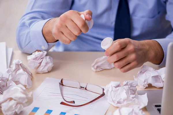 Zieke mannelijke werknemer die op het werk lijdt — Stockfoto