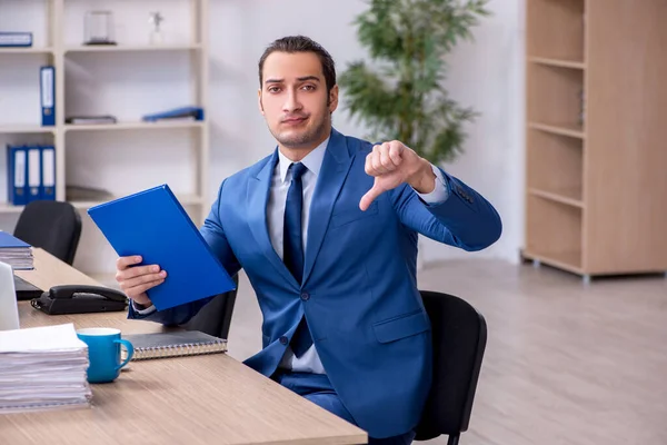 Geschäftsmann arbeitet im Büro — Stockfoto