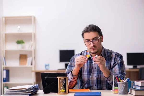 Giovane studente maschio seduto in classe — Foto Stock