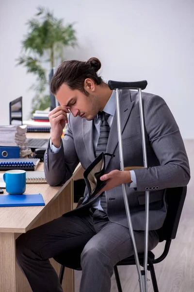 Fiatal láb sérült férfi alkalmazott dolgozik az irodában — Stock Fotó