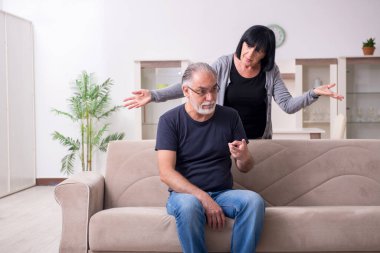 Yaşlı çift evde tartışıyor.