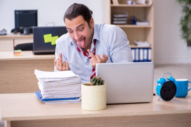 Zaman yönetimi konseptinde genç erkek çalışan