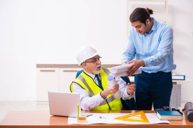 Ofiste çalışan iki erkek mimar.