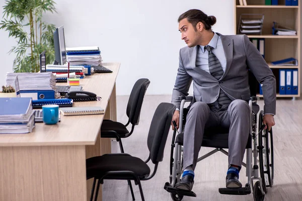 Joven empleado en silla de ruedas en el lugar de trabajo —  Fotos de Stock