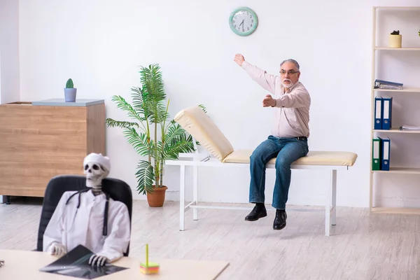 Oude man bezoekt dode dokter radioloog — Stockfoto