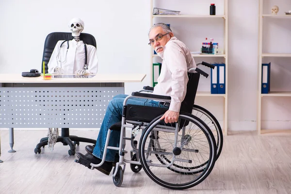 Starý muž na kolečkovém křesle, návštěva mrtvého doktora — Stock fotografie