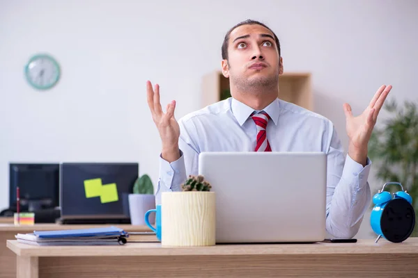 Ung manlig anställd i time management koncept — Stockfoto