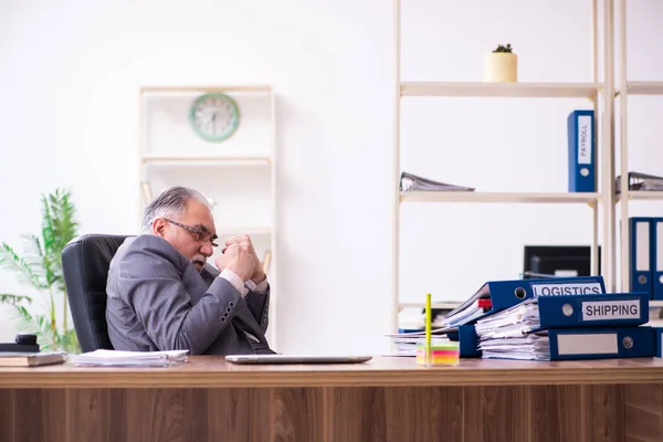 Empresario enojado y furioso en el lugar de trabajo — Foto de Stock