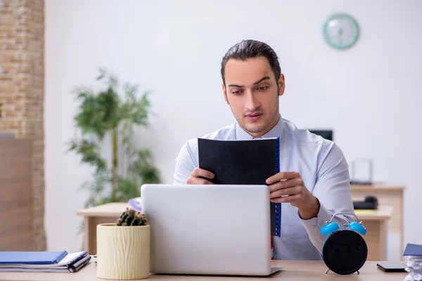 Junge männliche Mitarbeiter im Zeitmanagement-Konzept — Stockfoto