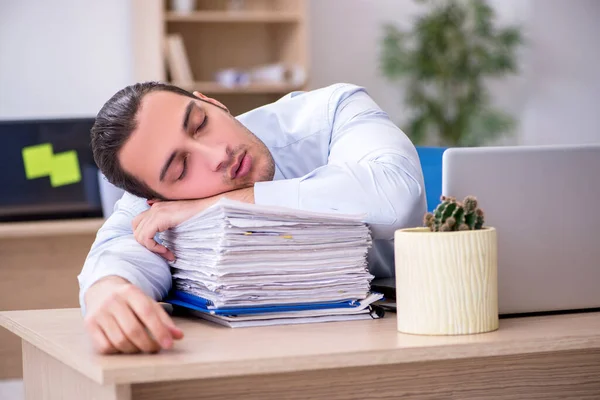 Joven empleado masculino en concepto de gestión del tiempo —  Fotos de Stock