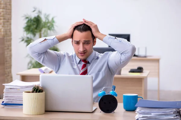 Ung manlig anställd i time management koncept — Stockfoto