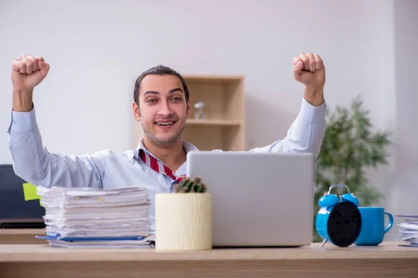 Joven empleado masculino en concepto de gestión del tiempo —  Fotos de Stock