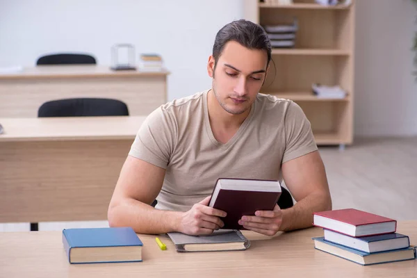 Jeune étudiant de sexe masculin se préparant aux examens à la bibliothèque — Photo