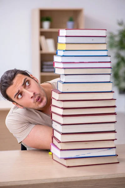 Joven estudiante masculino preparándose para los exámenes en la biblioteca —  Fotos de Stock