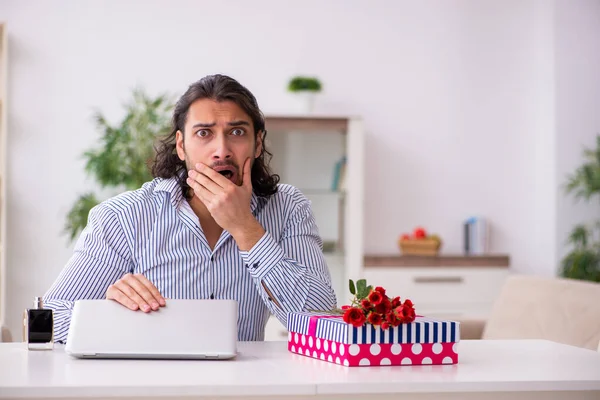 Jeune homme à Noël concept à la maison — Photo