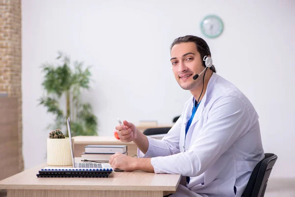 Joven doctor en concepto de telemedicina — Foto de Stock