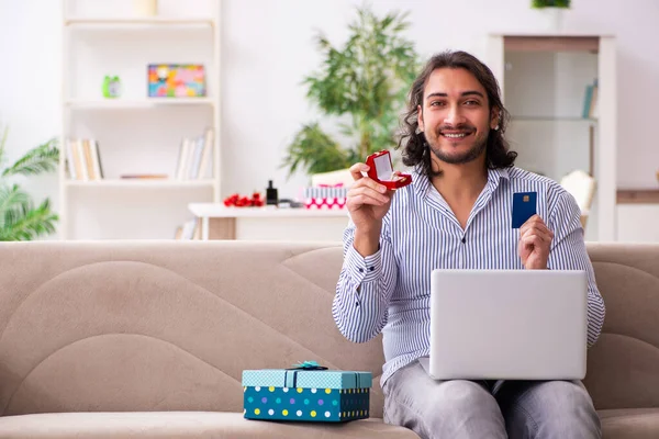 Giovane uomo di successo che fa proposta di matrimonio via internet — Foto Stock