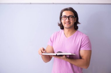 Yönetim kurulunun önünde genç bir erkek öğrenci.