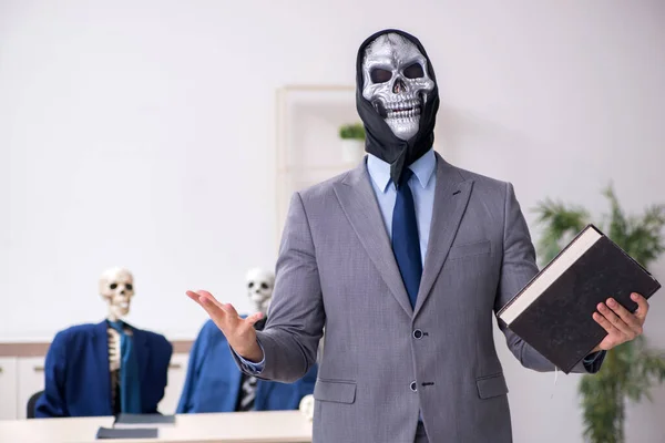 Lustiges Geschäftstreffen mit Teufel und Skeletten — Stockfoto