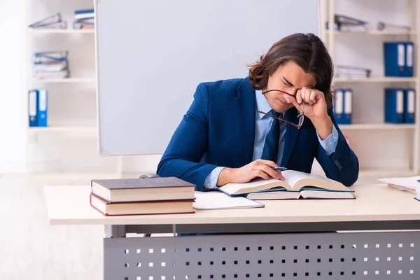 Jovem empresário estudante estudando no local de trabalho — Fotografia de Stock