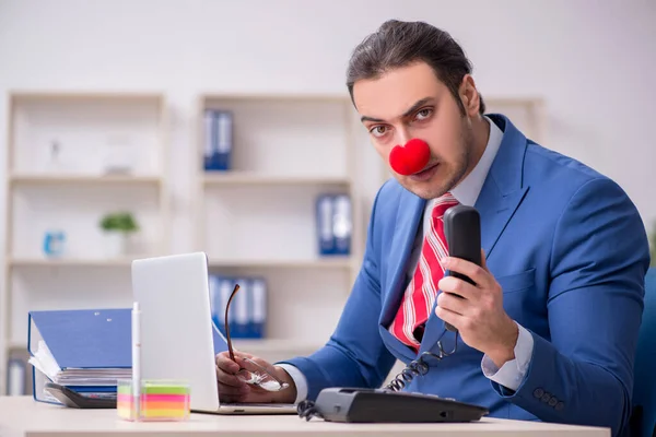 Lustiger Mitarbeiter-Clown im Büro — Stockfoto