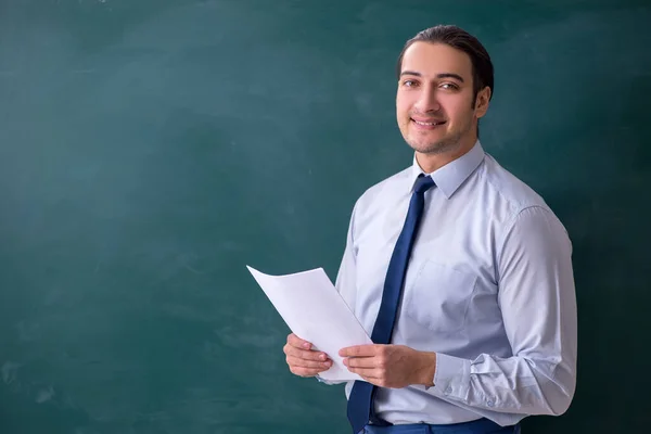 Joven empleado en concepto de presentación de negocios —  Fotos de Stock