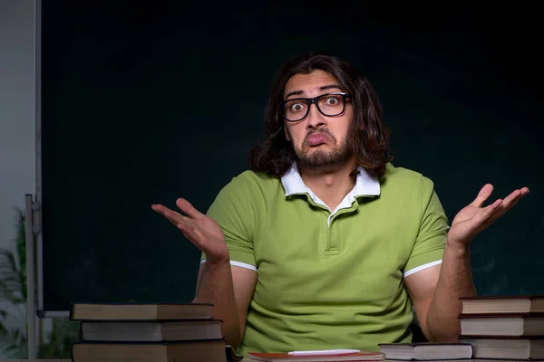 Giovane studente maschio che si prepara per gli esami in classe — Foto Stock