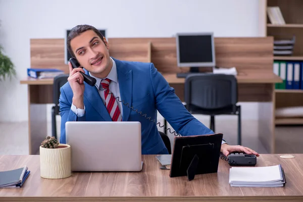 Jeune employé masculin qui travaille au bureau — Photo