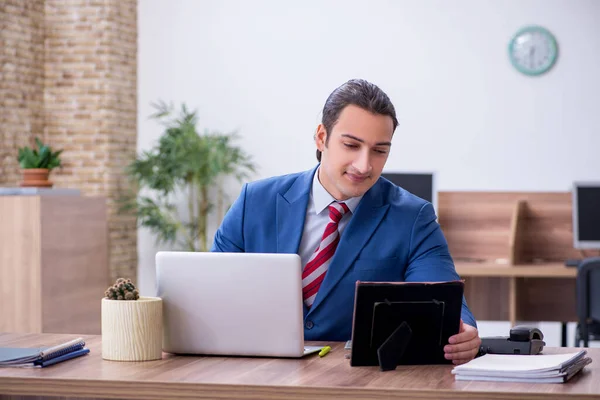 Jonge succesvolle mannelijke werknemer werkzaam in het kantoor — Stockfoto