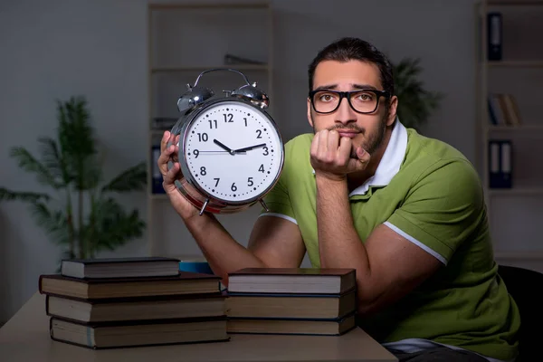 Jonge student die 's nachts thuis studeert — Stockfoto