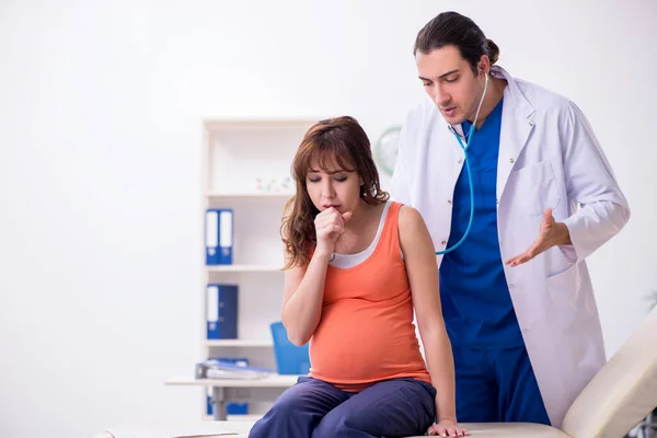 Zwangere vrouw op bezoek bij mannelijke gynaecoloog — Stockfoto