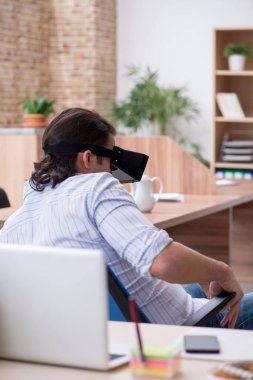 Ofiste çalışan genç bir iş adamı.