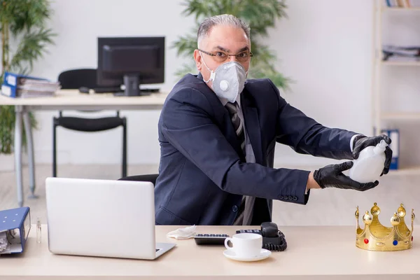 Alter männlicher Chef-Mitarbeiter arbeitet während Pandemie — Stockfoto