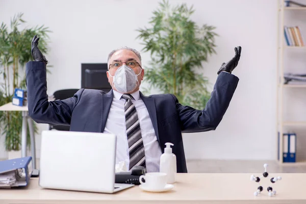 Viejo empleado jefe trabajando durante pandemia —  Fotos de Stock