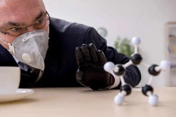 Viejo empleado jefe trabajando durante pandemia —  Fotos de Stock