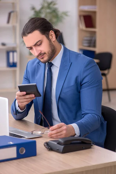 Jovem homem de negócios empregado trabalhando no escritório — Fotografia de Stock