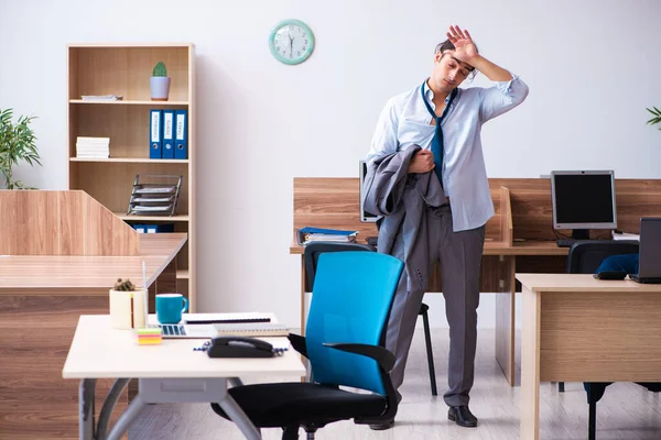 Giovane dipendente di sesso maschile in ritardo per il suo lavoro — Foto Stock