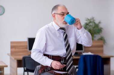 İş yerinde radkülit hastası olan yaşlı bir erkek işçi.