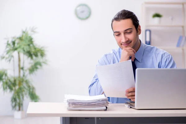 Jeune employé masculin dans le bureau — Photo