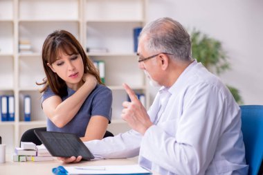 Genç bir kadın yaşlı bir doktoru ziyaret ediyor.