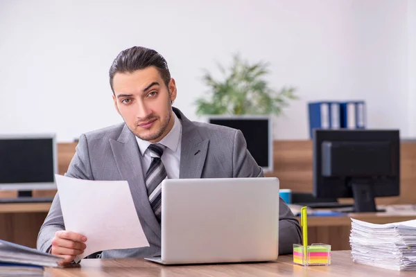 Giovane dipendente maschile che lavora in ufficio — Foto Stock