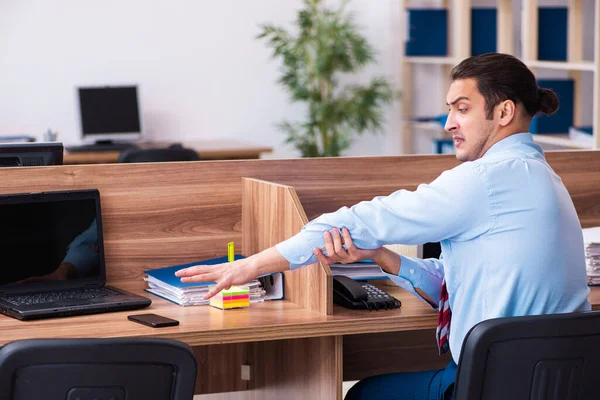 Junge männliche Mitarbeiter in Wirtschaftsspionage-Konzept — Stockfoto