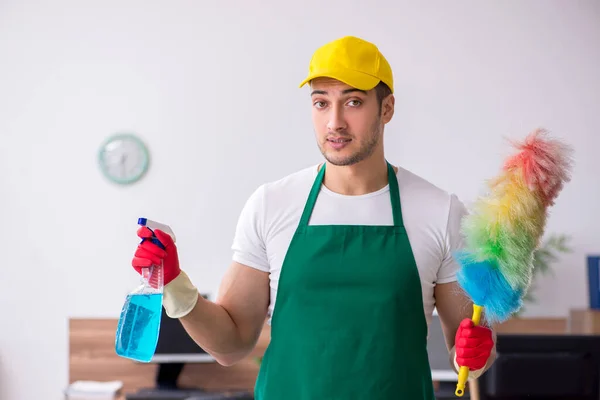 Giovane appaltatore maschile pulizia dell'ufficio — Foto Stock