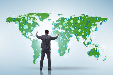 Sosyal ağ konseptinde sanal düğmeye basan adam