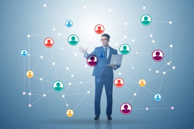 Sosyal ağ konseptinde sanal düğmeye basan adam