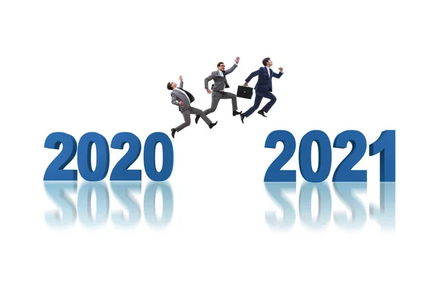 Zakenman springt van het jaar 2020 naar 2021 — Stockfoto