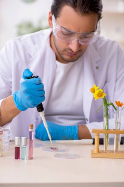 Parfüm sentezi konseptinde genç bir kimyager.