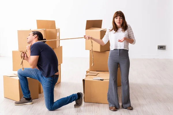 Young pair and many boxes in divorce settlement concept — Stock Photo, Image