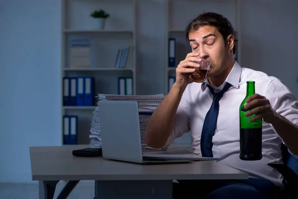 Empresario adicto al alcohol que trabaja hasta tarde en la oficina —  Fotos de Stock